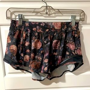 EUC lululemon Hotty Hot short 2.5”, Frosted Rose, Size 6